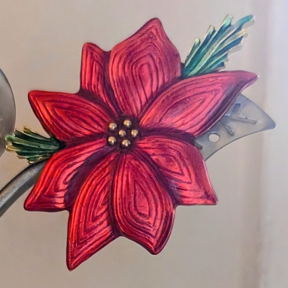 Vintage Danecraft Enamel Poinsettia Brooch - Picture 1 of 11